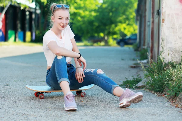 Ung kvinna med skateboard — Stockfoto