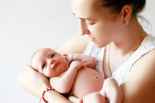 Mother holding newborn — Stock Photo, Image