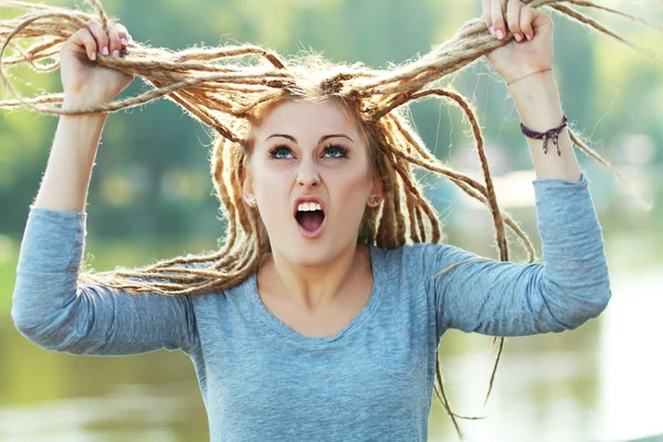 Jonge vrouw met dreadlocks — Stockfoto