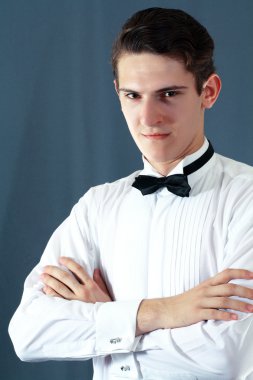 adam bir gömlek ve kravat