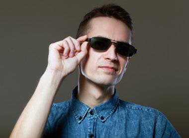 portre giyim güneş gözlüğü