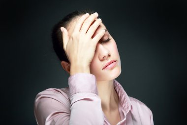 kadın baş ağrısı yaşıyor.