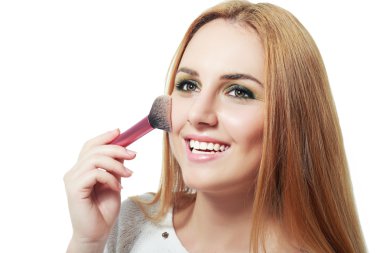 allık uygulayarak kadın