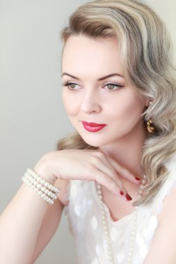 retro saç modeli olan kadın