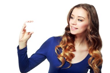 kadın kartvizit tutar.