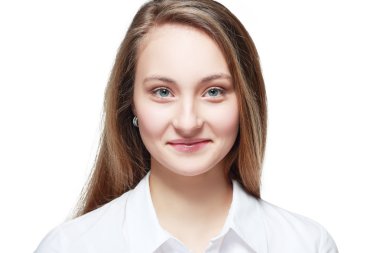 Genç işadamı kameraya bakıyor. 