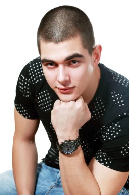 Poz oturan genç adam