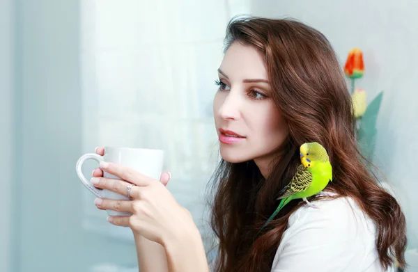 Kobieta z papuga zielony — Zdjęcie stockowe