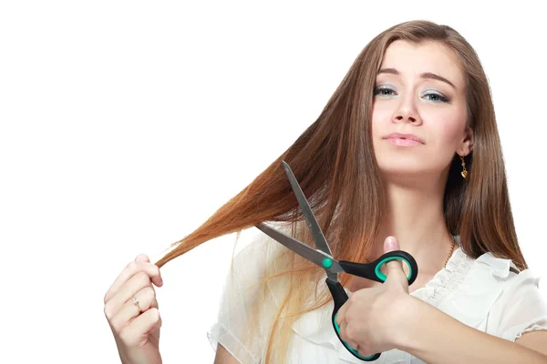 Mujer cortándose el pelo — Foto de Stock