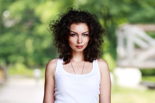 Hermosa mujer con el pelo rizado rojo — Foto de Stock