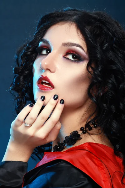 Junge Frau mit artistischem Vampir-Make-up — Stockfoto