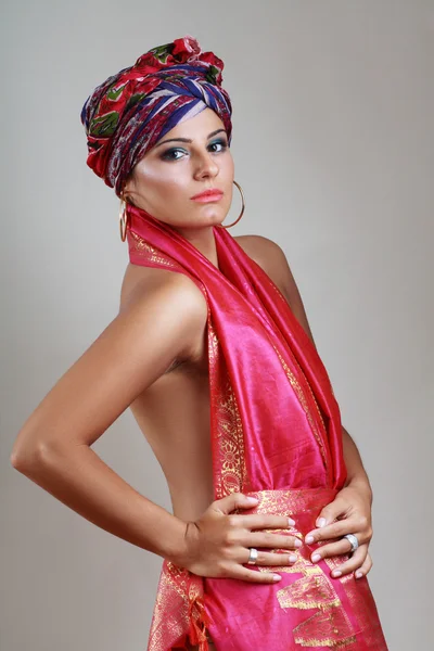 Donna in turbante e con visage artistico — Foto Stock