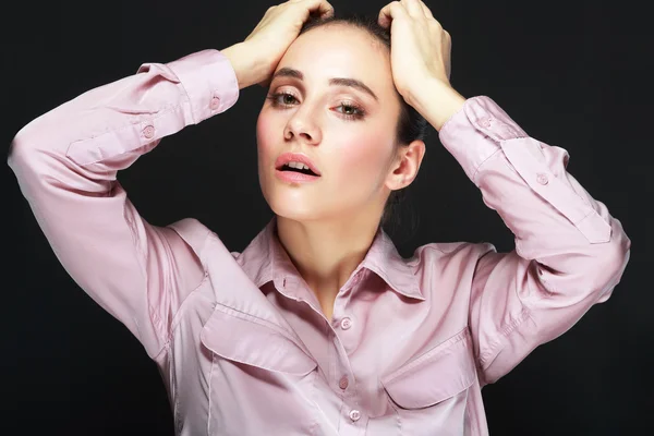 Mujer experimentando un dolor de cabeza . — Foto de Stock