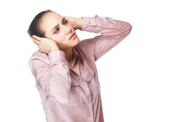 Kadın slosing kulaklarını elleriyle — Stok fotoğraf