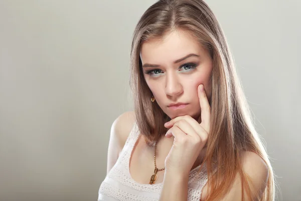 Frau denkt und zweifelt — Stockfoto