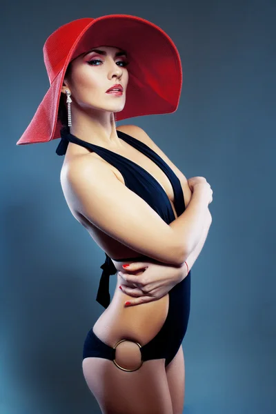 Nő a fürdőruha és széles karimájú kalap — Stock Fotó