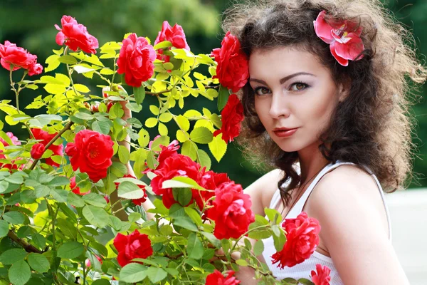 Fotomodell poserar nära blommor — Stockfoto
