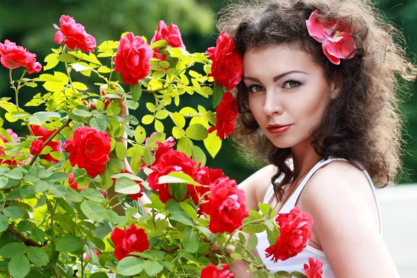 Modello di moda posa vicino ai fiori — Foto Stock