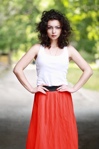 Fotomodel in witte top en rode rok. — Stockfoto