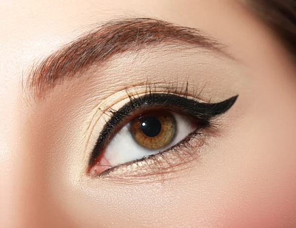 Ojo con sexy negro forro maquillaje . — Foto de Stock