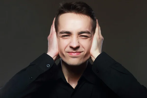 Hombre cubre sus oídos —  Fotos de Stock
