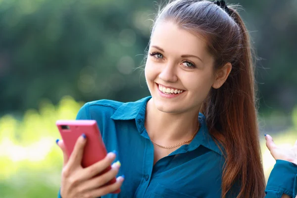 Caucasian woman laughing at phone — Stock Photo, Image