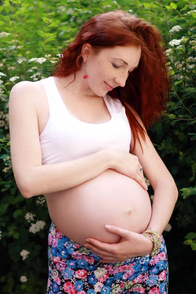 Urocza kobieta w ciąży — Zdjęcie stockowe