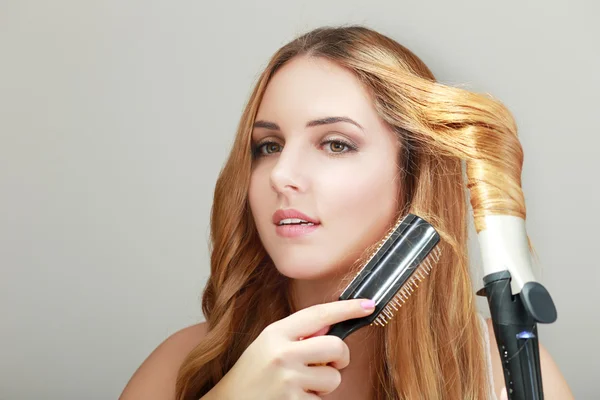 Doing hairstyle at home — Stock Photo, Image