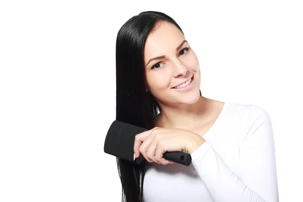 Lächelnde Frau streicht sich die Haare — Stockfoto
