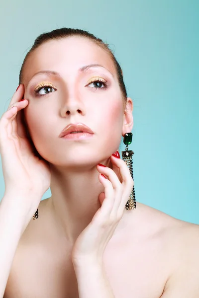 Mujer con maquillaje brillante —  Fotos de Stock