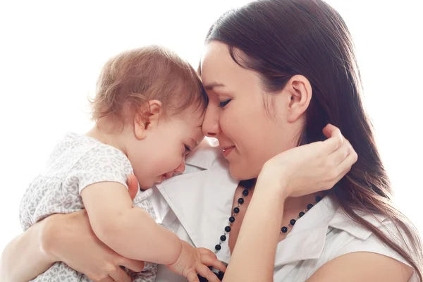 Mutter hält ihr kleines Mädchen — Stockfoto