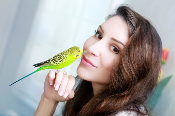 녹색 앵무새와 여자 — 스톡 사진