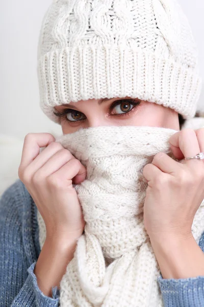 Femme en pull et chapeau — Photo