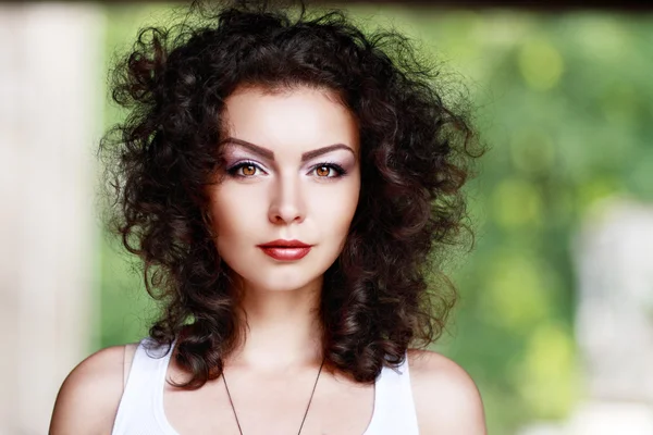 Mujer con pelo rizado rojo y maquillaje natural — Foto de Stock