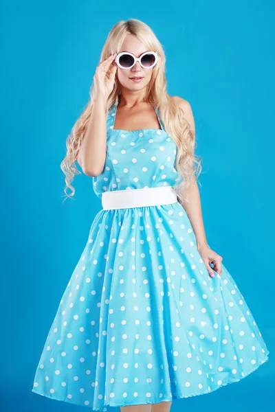Flickan bär en retro polka-dot klänning — Stockfoto