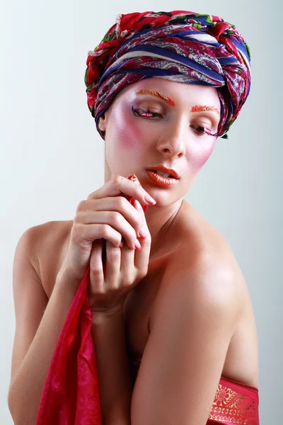 Turban and with artistic visage — Stock Photo, Image