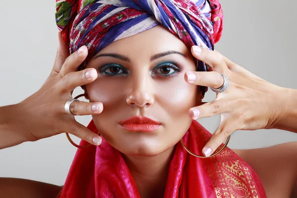 Woman in turban and with artistic visage — Stock Photo, Image