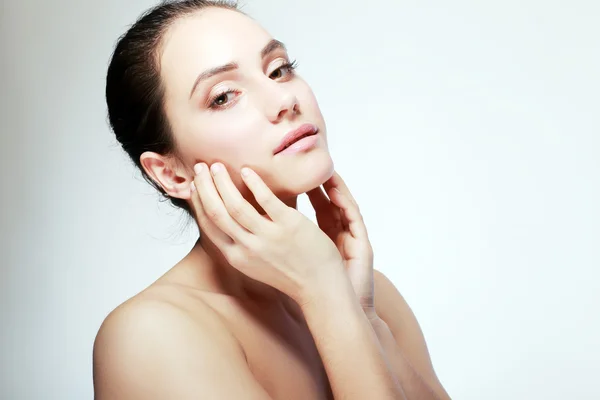 Femme avec le visage et les mains de beauté et la peau brillante — Photo