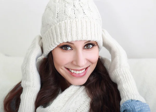 Donna in maglione e cappello — Foto Stock