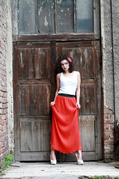 Fotomodel in witte top en rode rok — Stockfoto