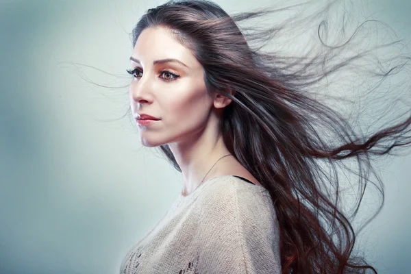 Vrouw staand met lange haren — Stockfoto