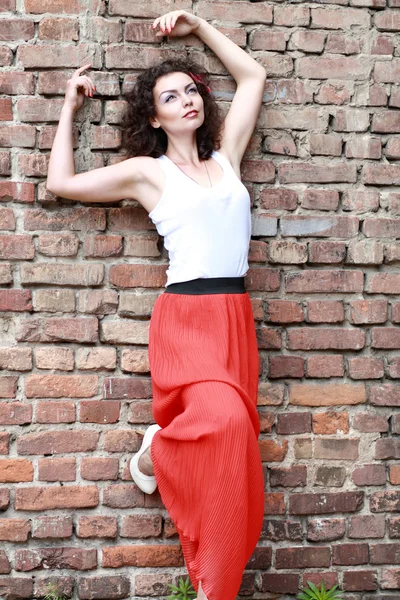 Model in witte top en rode rok — Stockfoto