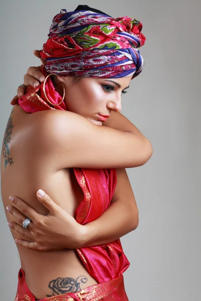 Donna in turbante e con visage artistico — Foto Stock