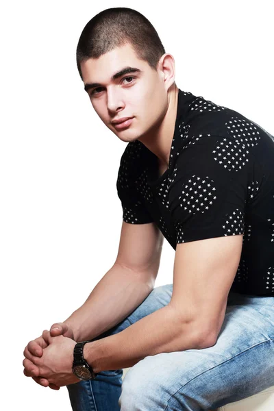 Poz oturan genç adam