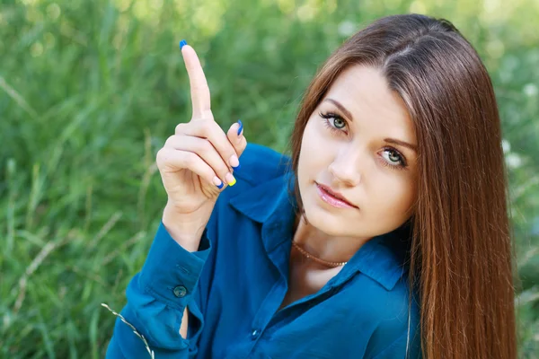 Langhaarige Frau deutet auf Kopierraum — Stockfoto