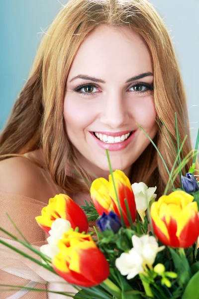 Vrouw kwam bloemen — Stockfoto