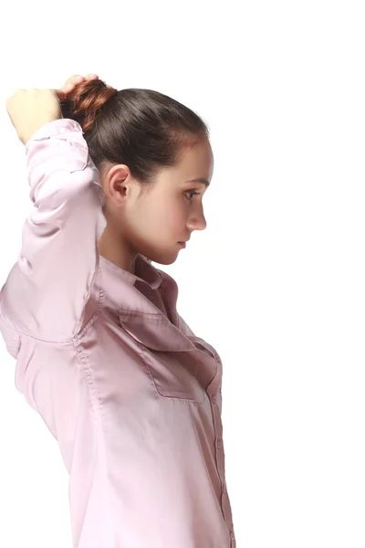 Mujer haciendo su peinado — Foto de Stock