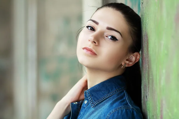 Adolescente ragazza appoggiata — Foto Stock