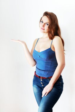 kadın onun boş avuç içinde sunulması