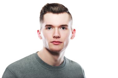 Yakışıklı genç adam.